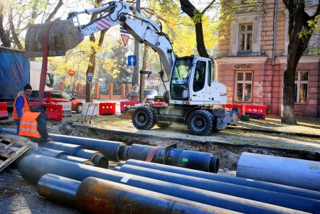 На Александровском проспекте коммунальщики ремонтируют участки теплотрассы (фоторепортаж)