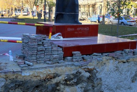 На Александровском проспекте коммунальщики ремонтируют участки теплотрассы (фоторепортаж)