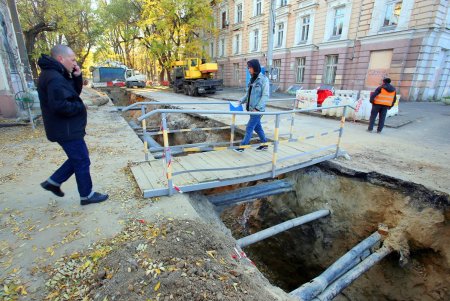 На Александровском проспекте коммунальщики ремонтируют участки теплотрассы (фоторепортаж)