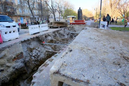 На Александровском проспекте коммунальщики ремонтируют участки теплотрассы (фоторепортаж)