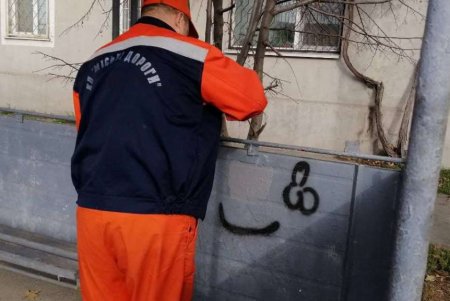Вандалы изуродовали нецензурными надписями шесть остановок в Приморском и Малиновском районах (фото)