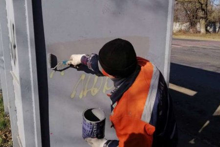 Вандалы изуродовали нецензурными надписями шесть остановок в Приморском и Малиновском районах (фото)