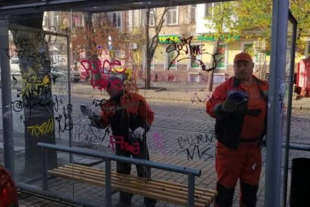 Вандалы изуродовали нецензурными надписями шесть остановок в Приморском и Малиновском районах (фото)