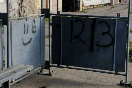 Вандалы изуродовали нецензурными надписями шесть остановок в Приморском и Малиновском районах (фото)