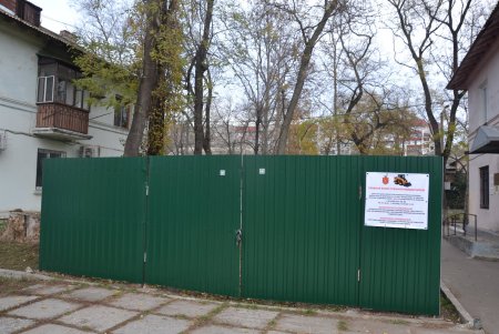 На Адмиральском проспекте открыта площадка для сбора крупногабаритного мусора (фото)