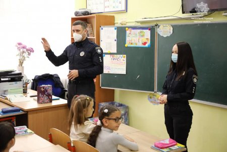 В школе № 56 полицейские провели интерактивный урок по безопасности на дорогах и подарили учащимся фликеры (фото)