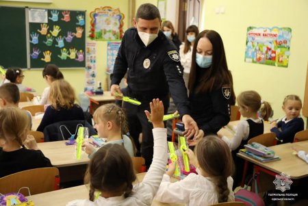 В школе № 56 полицейские провели интерактивный урок по безопасности на дорогах и подарили учащимся фликеры (фото)