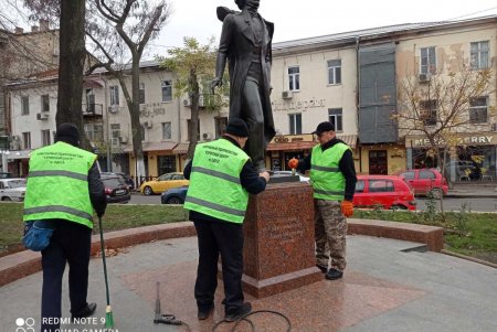 Два одесских памятника защитили от вандалов с помощью специального покрытия (фото)