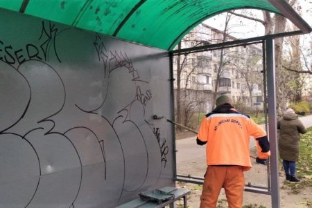 Моют, ремонтируют, очищают от надписей вандалов: ежедневно коммунальщики приводят в порядок остановочные комплексы (фото)