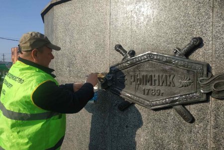 В Суворовском районе коммунальщики нанесли на памятник антивандальное покрытие (фото)