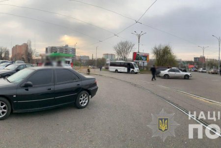 Притворившись покупателями телефона, двое одесситов под дулом пистолета отобрали чужие гаджеты, банковские карты и документы (фото)