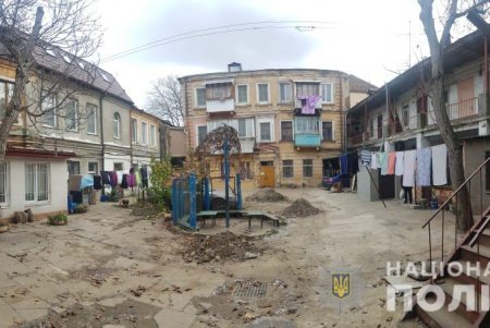 Притворившись покупателями телефона, двое одесситов под дулом пистолета отобрали чужие гаджеты, банковские карты и документы (фото)