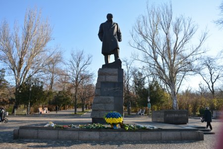 В День Достоинства и Свободы одесситы возложили цветы к памятнику Шевченко (фото)