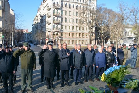 В День Достоинства и Свободы одесситы возложили цветы к памятнику Шевченко (фото)
