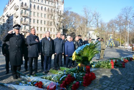 В День Достоинства и Свободы одесситы возложили цветы к памятнику Шевченко (фото)