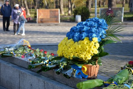 Церемония возложения цветов в честь Дня Достоинства и Свободы (фоторепортаж)