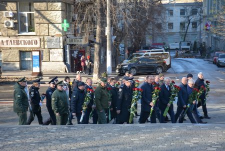 Церемония возложения цветов в честь Дня Достоинства и Свободы (фоторепортаж)