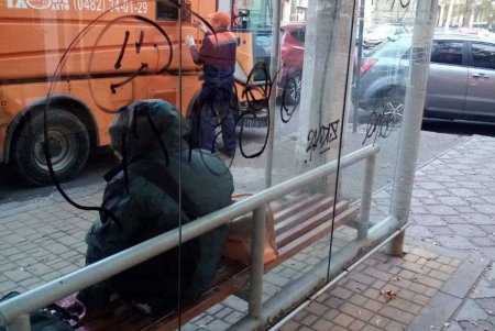 В Одессе вандалы разрисовали остановочные комплексы на поселке Котовского и в центре города (фото)