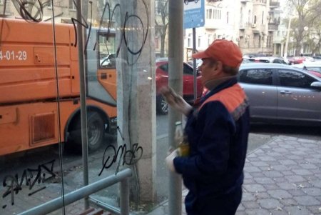 В Одессе вандалы разрисовали остановочные комплексы на поселке Котовского и в центре города (фото)