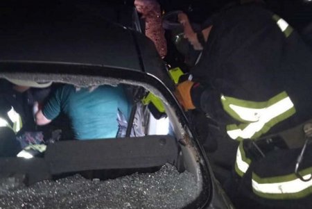 Спасатели при помощи спецоборудования помогли пострадавшей выбраться из авто, попавшего в ДТП на трассе Одесса-Рени (фото)