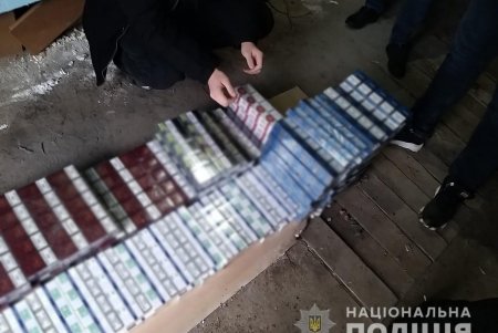 Крупная партия безакцизных сигарет и суррогатного алкоголя обнаружена при обысках в Подольске и Балте (фото)