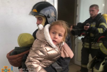 Спасатели потушили пожар в многоэтажке на 6-й станции Большого Фонтана, эвакуировали 15 жильцов (фото)