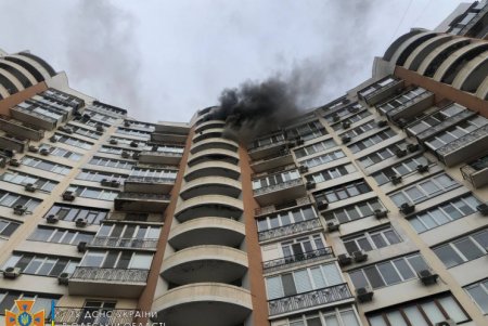 Спасатели потушили пожар в многоэтажке на 6-й станции Большого Фонтана, эвакуировали 15 жильцов (фото)