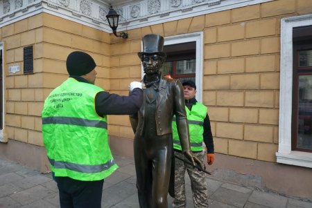 В центре города шесть памятников защитили от вандалов с помощью специального покрытия (фото)