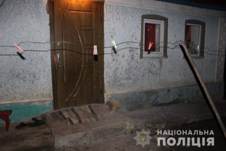 Полиция разыскивает хулиганов, бросивших взрывное устройство во двор дома в селе Кодымской ОТГ (фото)