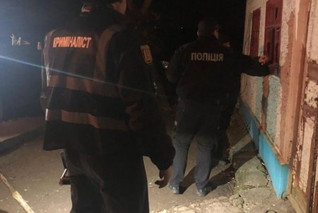 Полиция разыскивает хулиганов, бросивших взрывное устройство во двор дома в селе Кодымской ОТГ (фото)