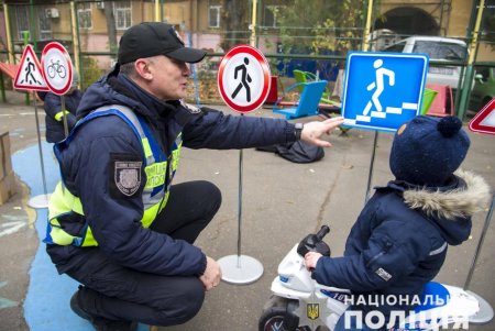 Воспитанникам детского сада в Приморском районе разъяснили правила дорожного движения и подарили светоотражающие браслеты (фото, видео)
