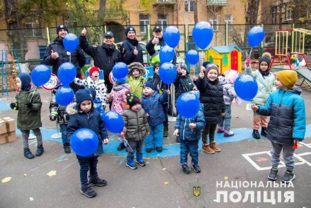 Воспитанникам детского сада в Приморском районе разъяснили правила дорожного движения и подарили светоотражающие браслеты (фото, видео)