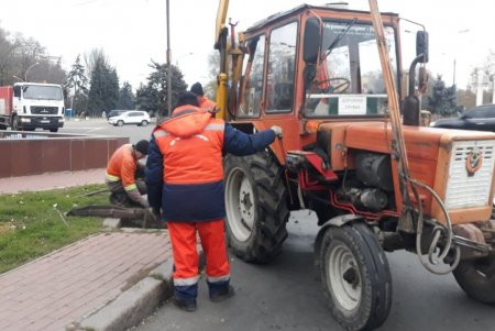 Сегодня коммунальщики проводят работы по очистке дождеприемников на четырех улицах города (фото)