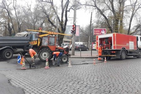 Сегодня коммунальщики проводят работы по очистке дождеприемников на четырех улицах города (фото)