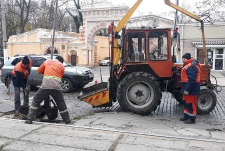 Сегодня коммунальщики проводят работы по очистке дождеприемников на четырех улицах города (фото)