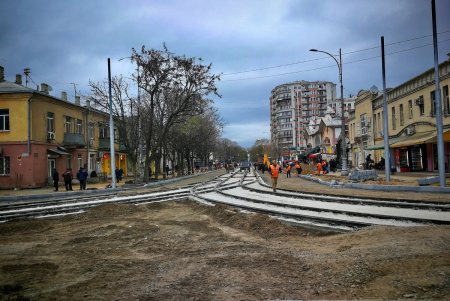 На участке Преображенской возле «Привоза» заканчивают укладку рельсов и готовят под благоустройство тротуары (фото)