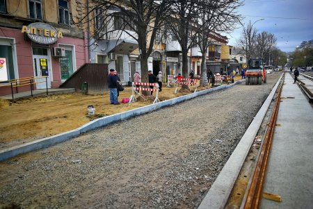 На участке Преображенской возле «Привоза» заканчивают укладку рельсов и готовят под благоустройство тротуары (фото)