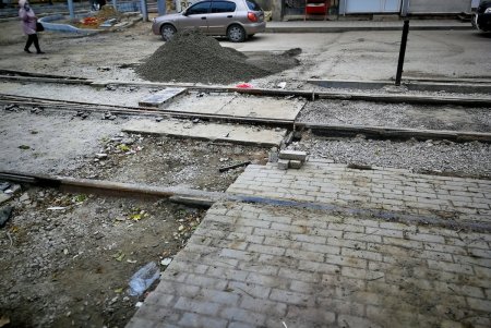 На участке Преображенской возле «Привоза» заканчивают укладку рельсов и готовят под благоустройство тротуары (фото)