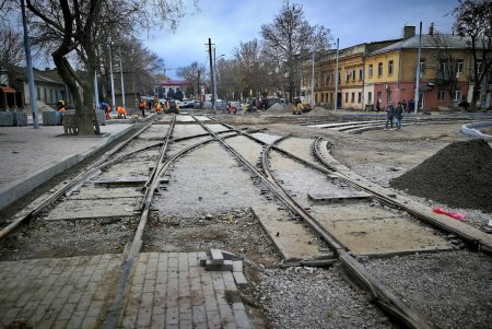 На участке Преображенской возле «Привоза» заканчивают укладку рельсов и готовят под благоустройство тротуары (фото)