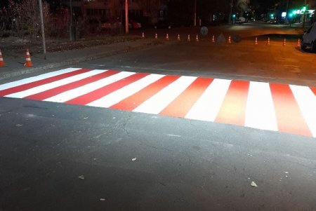 На улице Святослава Рихтера разметку на пешеходных переходах нанесли стойким к непогоде пластиком (фото)