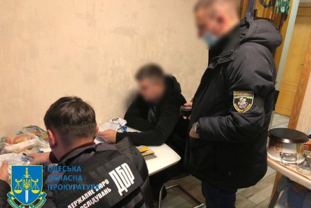 Двух полицейских подозревают в вымогательствах и незаконном лишении свободы отдыхающих