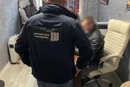 Двух полицейских подозревают в вымогательствах и незаконном лишении свободы отдыхающих