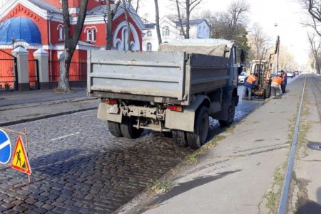 Итоги работы за неделю: коммунальщики мыли остановки и дождеприемники, очищали коллекторы и канал на Хаджибейской дороге (фото)