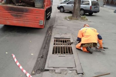 Итоги работы за неделю: коммунальщики мыли остановки и дождеприемники, очищали коллекторы и канал на Хаджибейской дороге (фото)