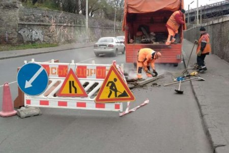 Итоги работы за неделю: коммунальщики мыли остановки и дождеприемники, очищали коллекторы и канал на Хаджибейской дороге (фото)
