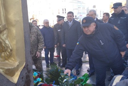 К памятному знаку жертвам Голодомора на Лидерсовском бульваре одесситы возложили цветы и композиции из колосков (фото)
