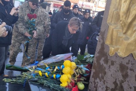 К памятному знаку жертвам Голодомора на Лидерсовском бульваре одесситы возложили цветы и композиции из колосков (фото)