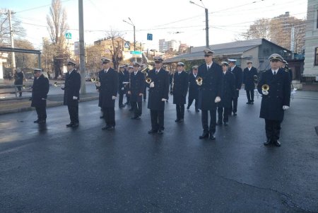 К памятному знаку жертвам Голодомора на Лидерсовском бульваре одесситы возложили цветы и композиции из колосков (фото)
