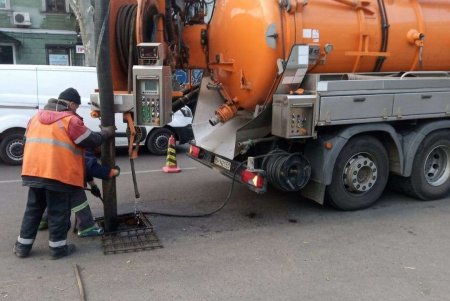 Коммунальщики отремонтировали за месяц дождеприемники на 38 улицах (фото)