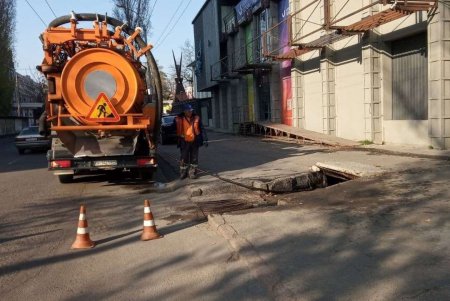 Коммунальщики отремонтировали за месяц дождеприемники на 38 улицах (фото)